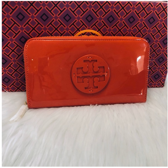 Tory Burch Wallet | Stacked Logo | Patent Leather - Picture 6 of 8